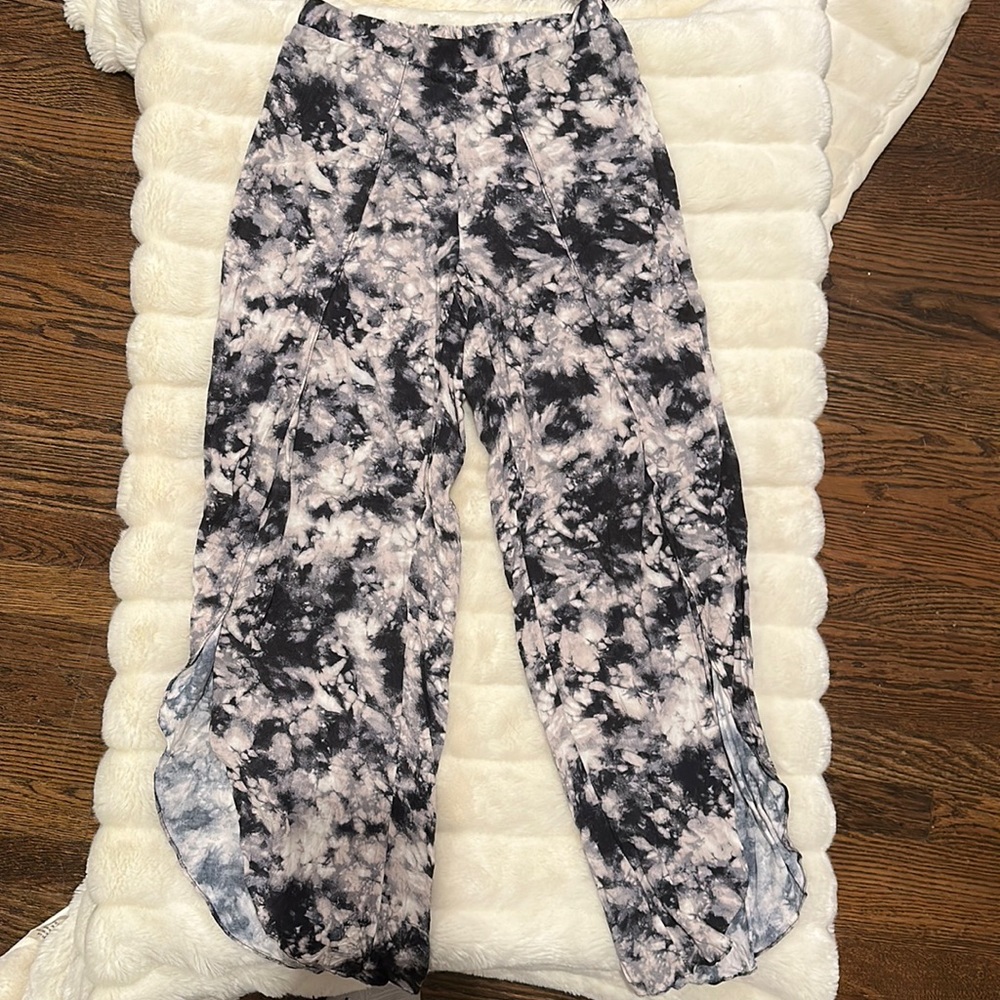 Wide legged flowing pants with side slit size small